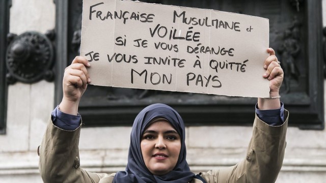 Femme voilée musulmane - Français quittez mon pays