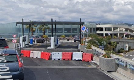 Dépose-minute aéroport de Nice : kiss, queue and pay !