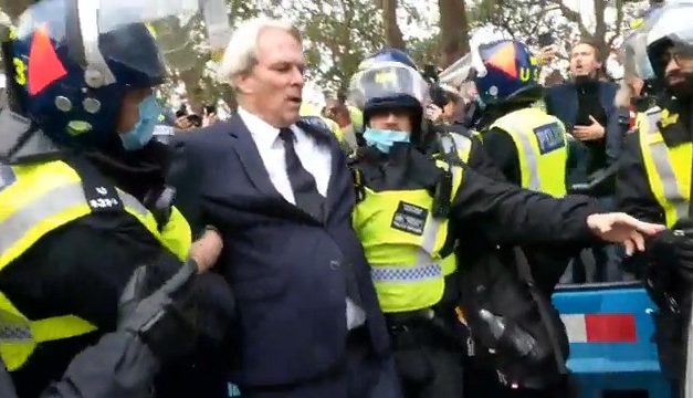 En France tribune censurée, en Angleterre arrestation de médecins !