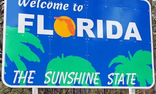 En Floride, le gouverneur lève les restrictions imposées aux bars et aux restaurants