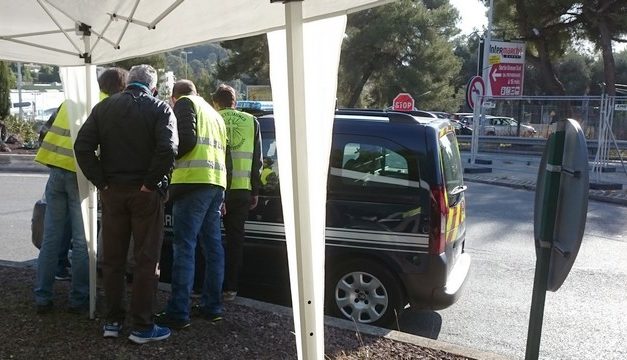 La gendarmerie s’assure que les Gilets Jaunes de Cannes portent bien le masque