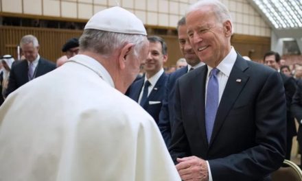 Pourquoi le pape François s’est-il précipité pour féliciter Joe Biden ?