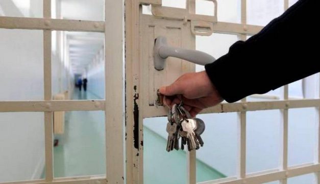 Quel est ce pays qui a décidé d’incarcérer sans jugement ?