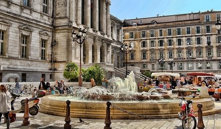 La fontaine de la place du Palais à Nice coule de mauvais jours