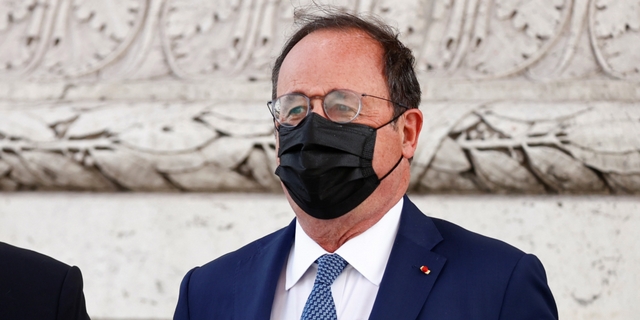 François Hollande masqué