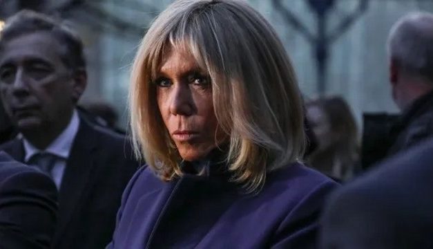 Brigitte Macron acculée