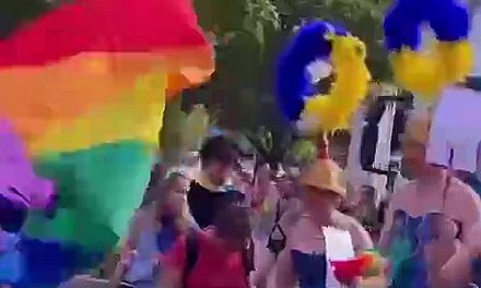 Promiscuité équivoque des couleurs <span class="caps">LGBTQIA</span>+ et ukrainiennes