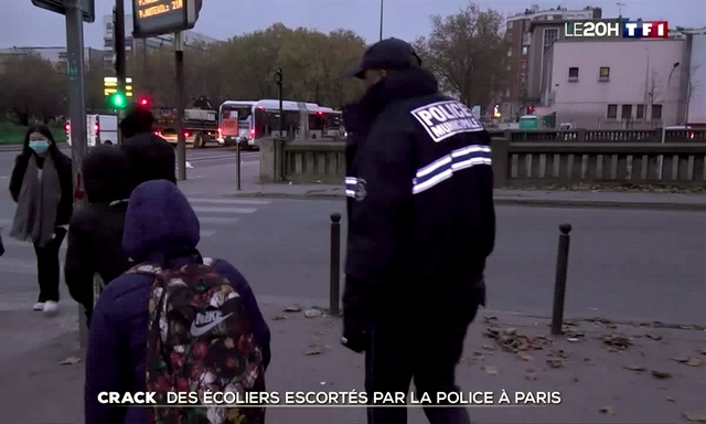 Policiers escortent écoliers Paris