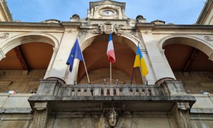Le drapeau ukrainien commence à disparaître des frontons des mairies