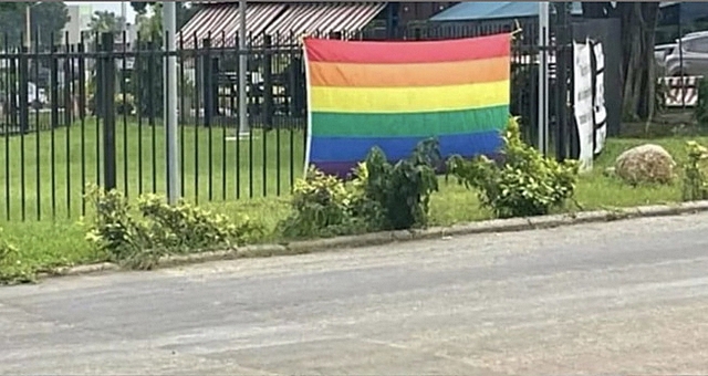 Ambassade États-Unis Abidjan Côte Ivoire - Drapeau LGBT - Juillet 2022