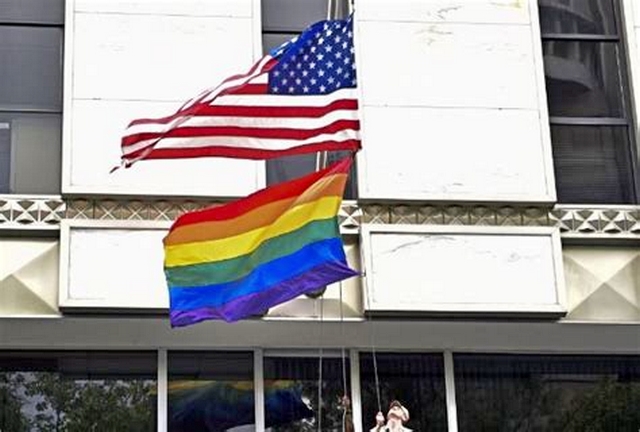 Ambassade Ètats-Unis-Côte Ivoire - drapeau LGBT