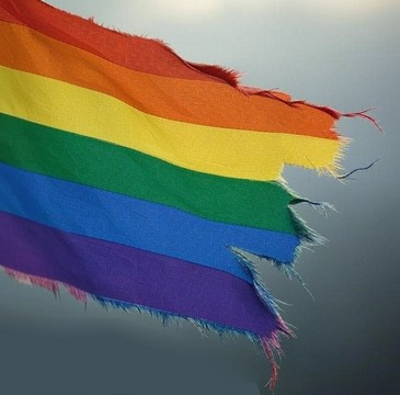 Drapeau <span class="caps">LGBT</span> déchiré Drapeau LGBT déchiré