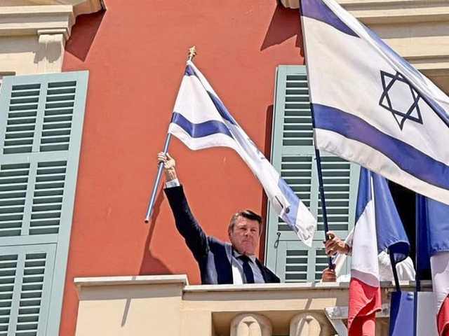 Estrosi amène drapeaux israéliens – Mairie Nice – 26 juin 2025 Estrosi amène drapeaux israéliens - Mairie Nice - 26 juin 2025