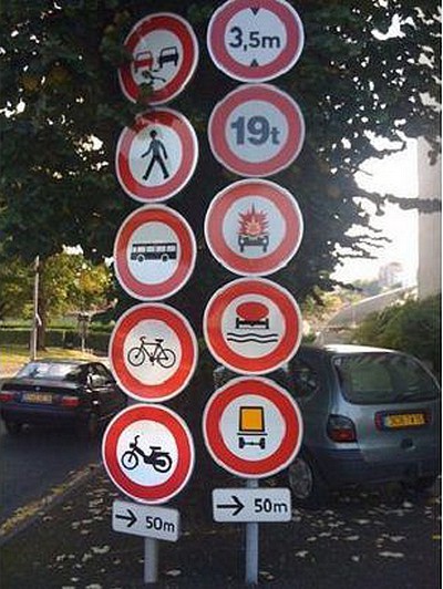 Trop de panneaux de signalisation