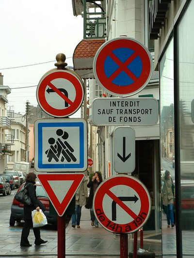 Trop de panneaux de signalisation