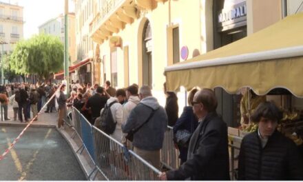 Mais qui sont ces gens qui poireautent pour un autographe de Sarkozy&nbsp;?