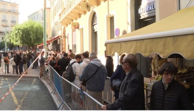 Mais qui sont ces gens qui poireautent pour un autographe de Sarkozy&nbsp;?