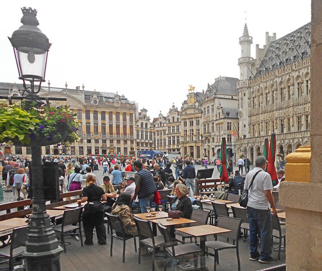 La Grand-Place de Bruxelles vue de l’intérieur de la brasserie Le Roy d’Espagne