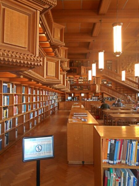 La salle de lecture de la bibliothèque de louvain
