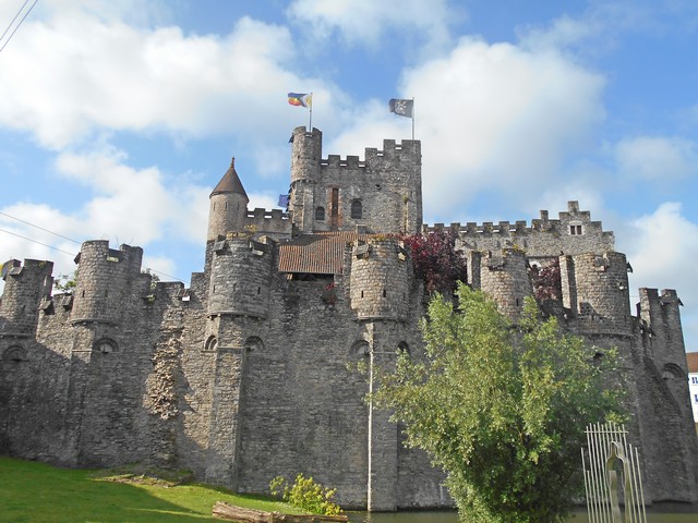 Le château des comtes de Flandre et ses drapeaux : le drapeau de l’union européenne, le drapeau LGBTQ, le drapeau flamand de la ville de Gand