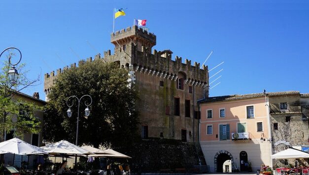 Le maire de Cagnes-sur-Mer fait amener le pavillon ukrainien